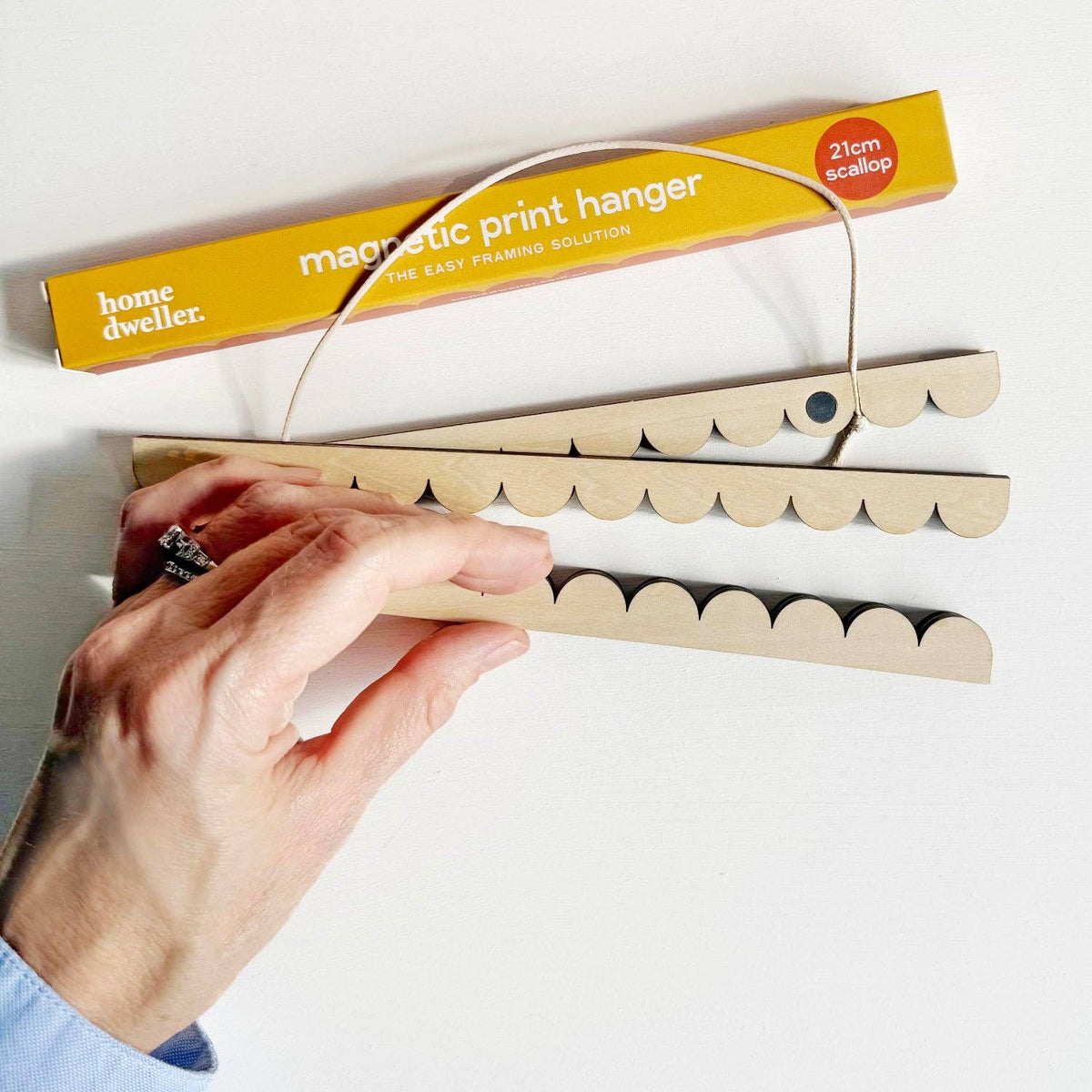 Magnetic Print Hanger Scallop 21cm