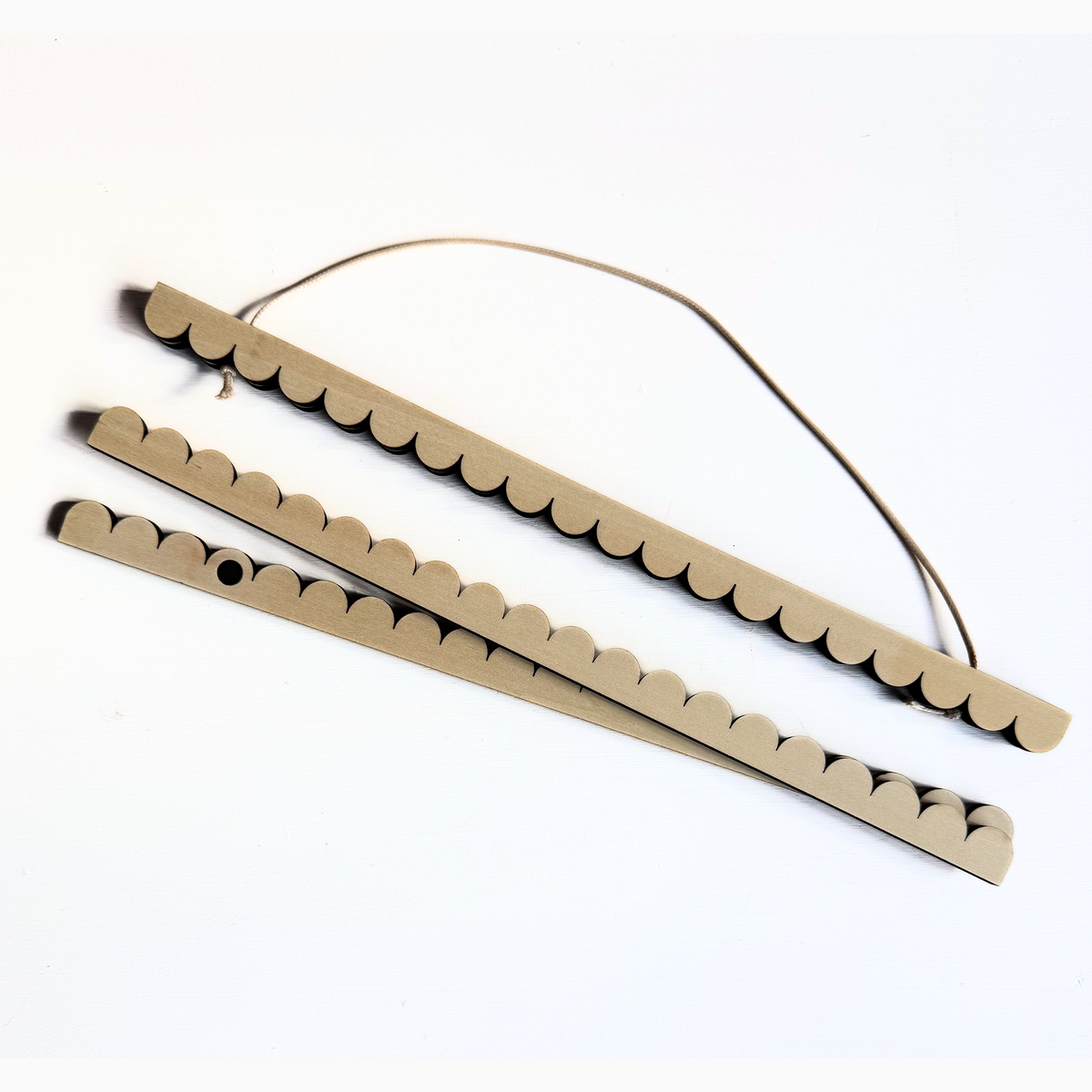 Magnetic Print Hanger Scallop 30cm
