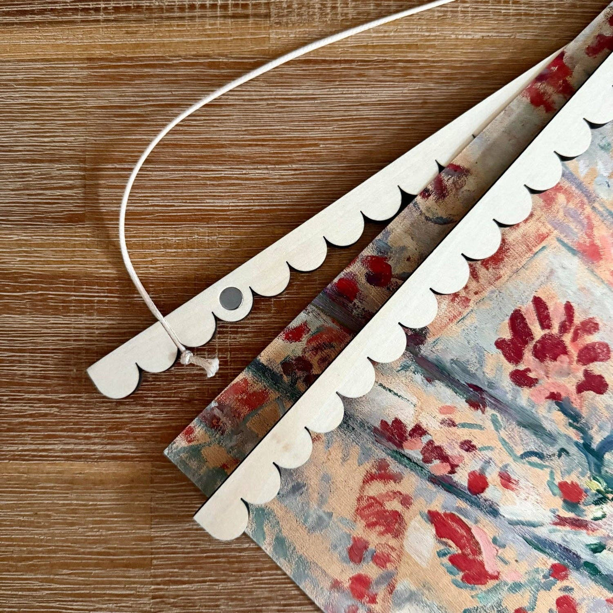 Magnetic Print Hanger Scallop 30cm